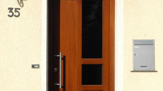 Holzhaustür mit drei Lichtausschnitten