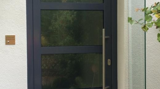 Haustür in anthrazit mit vier großen Lichtausschnitten 