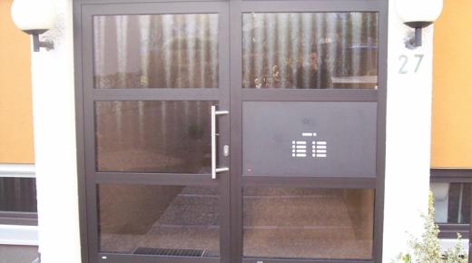 Holzhaustür mit drei Lichtausschnitten und Glas-Seitenteil bei Mehrfamilienhaus 
