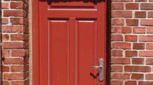 Haustür in rot bei Steinhaus