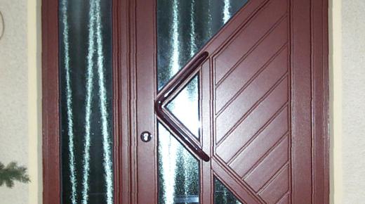 Glashaustür mit Holz-Rahmen und dreieckigem Holzausschnitt und Seitenteil