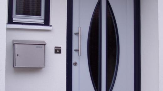 Haustür in weiß mit zwei abgerundeten Lichtausschnitten mit schwarzer Umrandung 
