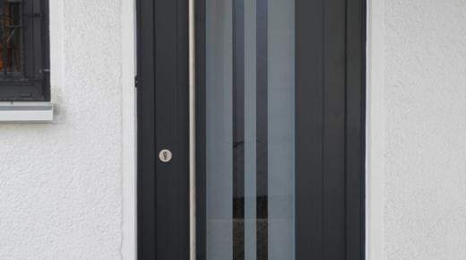 Haustür in anthrazit mit Milchglas-Lichtausschnitt mit Glas-Ausschnitt