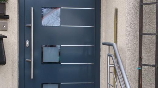 Haustür in anthrazit mit vier Lichtausschnitten und acht horizontalen Streifen 