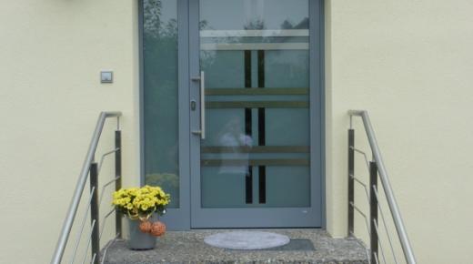Haustür in grau mit großem Milchglas-Lichtausschnitt mit Muster und Milchglas-Seitenteil