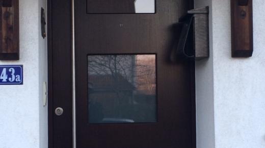 Holzhaustür mit drei Lichtausschnitten und Spion 