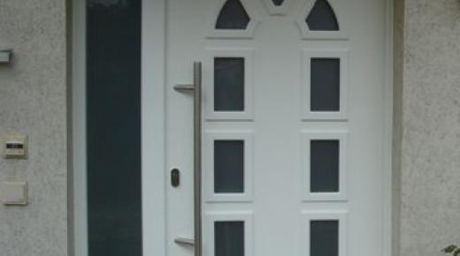 Haustür in weiß mit elf Milchglas-Lichtausschnitten in einem Rundbogen und Seitenteil mit Milchglas-Lichtausschnitt 