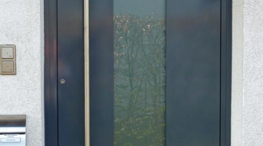 Haustür in nachtblau mit Milchglas-Lichtausschnitt