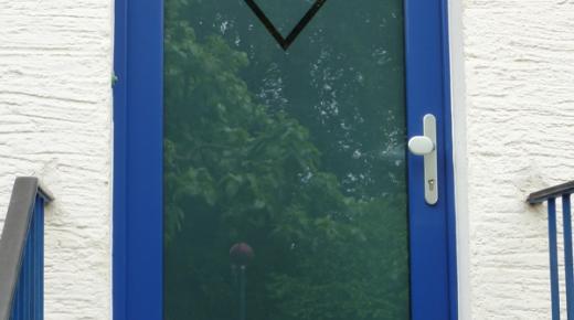 Milchglas-Haustür mit blauem Rahmen 
