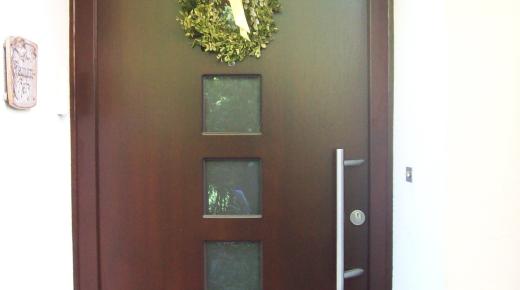 Holzhaustür mit fünf Milchglas-Lichtausschnitten und Dekokranz 