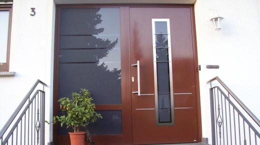 Holzhaustür mit Lichtausschnitt und Glas-Seitenteil 