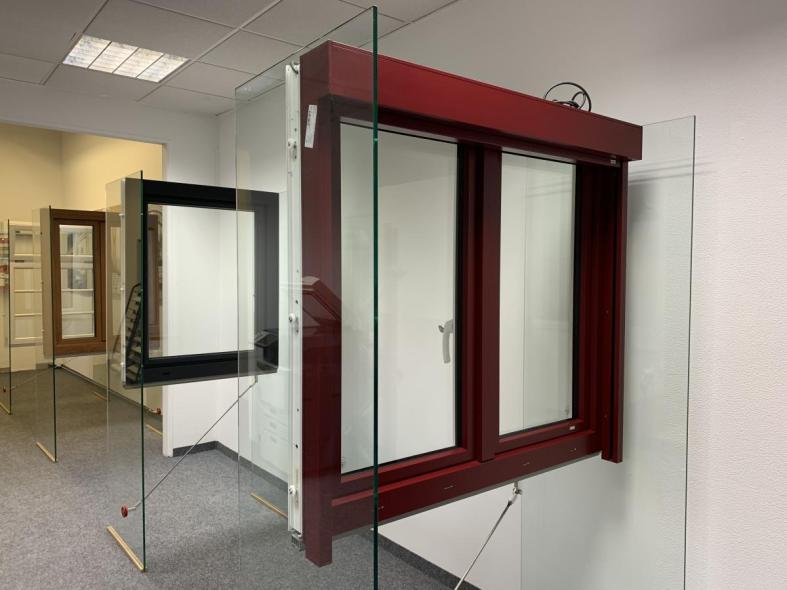 Ausstellung: Fenster in rot, schwarz, braun und weiß 