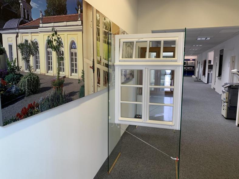 Ausstellung: doppelflügeliges Fenster in weiß 