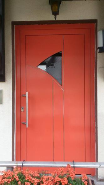 Haustür rot mit dreieckigem Lichtausschnitt 