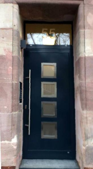 Haustür in schwarz mit vier Lichtausschnitten 