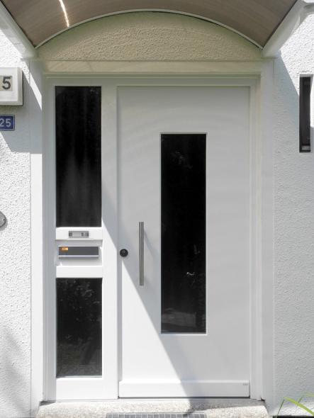Haustür in weiß mit Lichtausschnitt und Glas-Seitenteil mit Briefkastenschlitz und Klingel