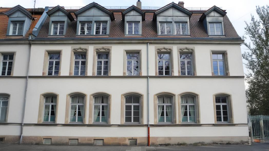 Denkmalfenster in hellem grau