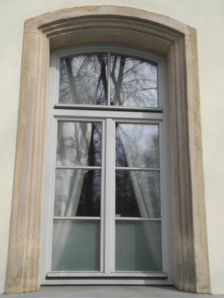 Fenster in hellem grau 