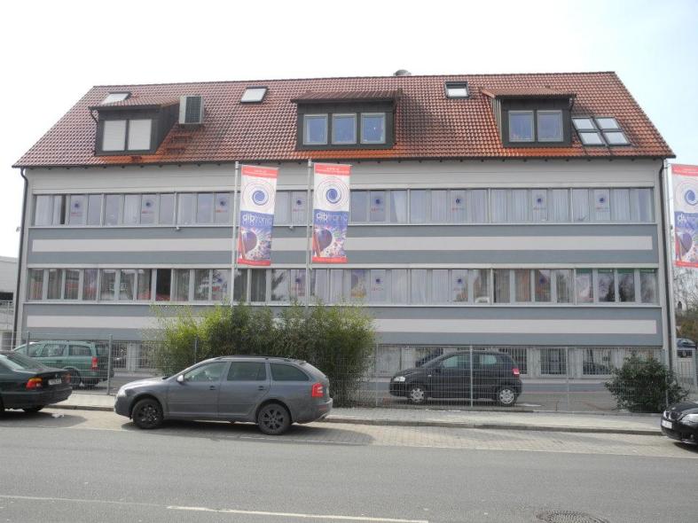 Fenster in grau bei Firmengebäude