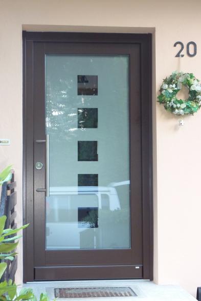 Haustür in braun mit großem Milchglas-Lichtausschnitt und innerhalb fünf Lichtausschnitten