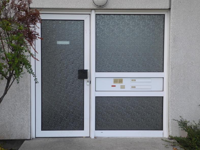 Haustür in weiß mit großem Lichtausschnitt und breitem Glas-Seitenteil mit Briefkasten- und Klingelanlage 