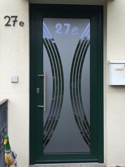 Haustür in grün mit Milchglas-Lichtausschnitt mit Glasausschnitt der Hausnummer