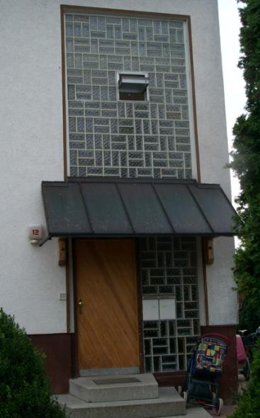 Holzhaustür und zwei Briefkästen an Glas-Seitenteil 