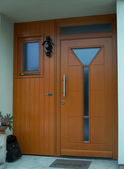 Holzhaustür mit drei Lichtausschnitten und Seitenteil mit vertikalen Dielen und kleinem Fenster 