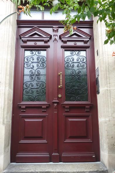 Haustür in rot mit Lichtausschnitt mit Verzierung und Seitenteil mit gleichem Lichtausschnitt 