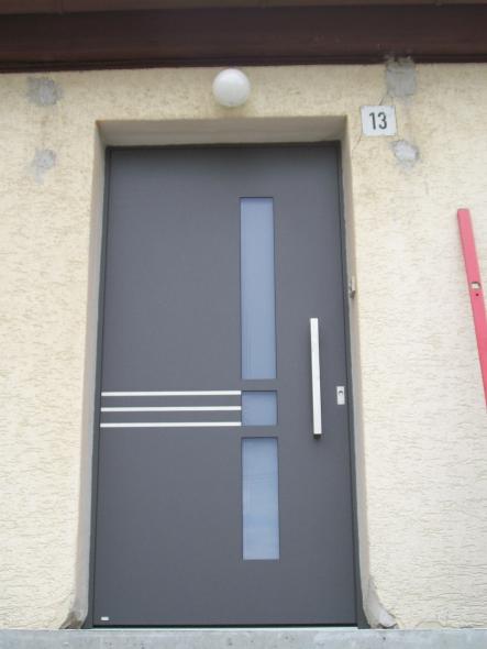 Haustür in grau mit drei Milchglas-Lichtausschnitten 