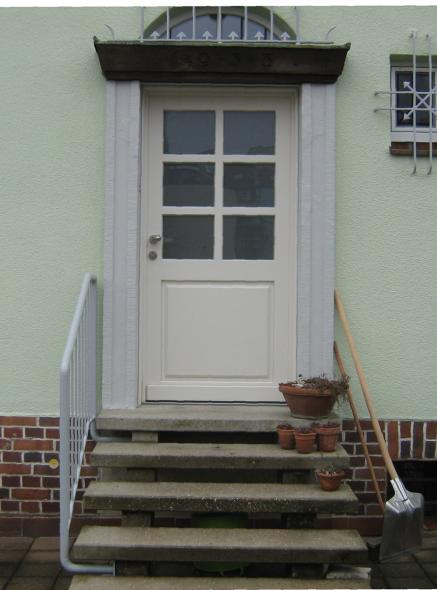 Haustür in Elfenbeinweiß mit sechs Milchglas-Lichtausschnitten 
