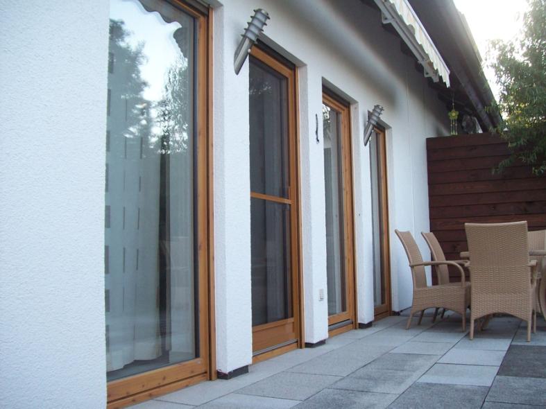 Holz-Balkontür mit drei großen Fenstern 