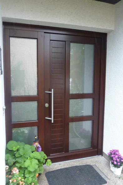 Holzhaustür mit drei Milchglas-Lichtausschnitten und Seitenteil mit drei Lichtausschnitten