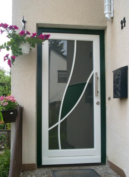 Haustür in weiß mit grünem Türrahmen und grünem Element 