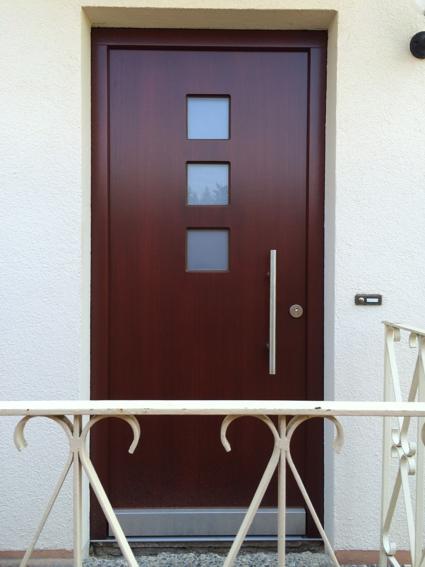 Holzhaustür mit drei Milchglas-Lichtausschnitten 