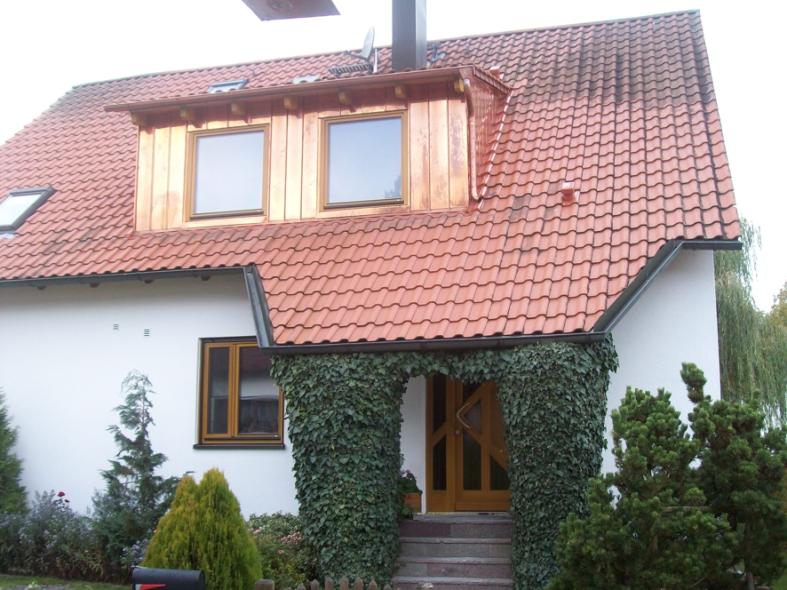 Holzhaustür und Holzfenster bei Einfamilienhaus
