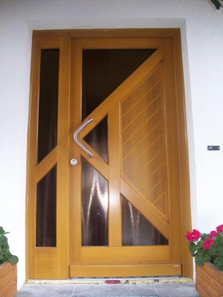 Holzhaustür mit abgeschrägten Lichtausschnitten und Seitenteil mit zwei Lichtausschnitten 