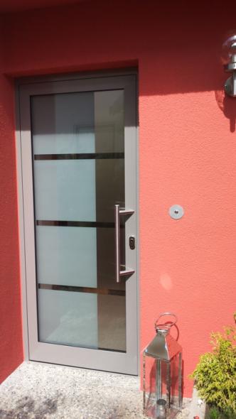 Haustür mit großem Lichtausschnitt und grauem Rahmen 