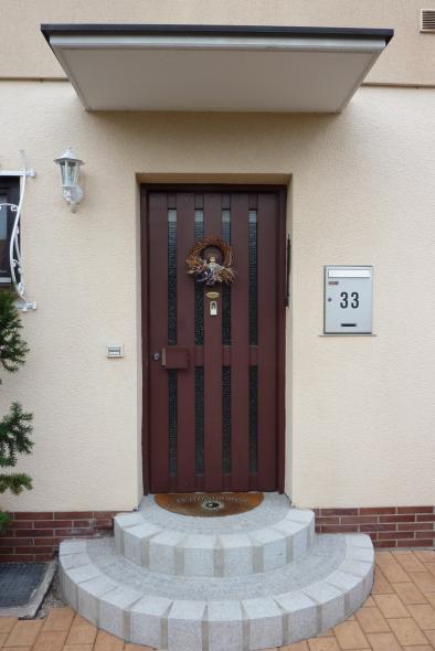 Holzhaustür mit acht schmalen und vertikal angeordneten Lichtausschnitten 