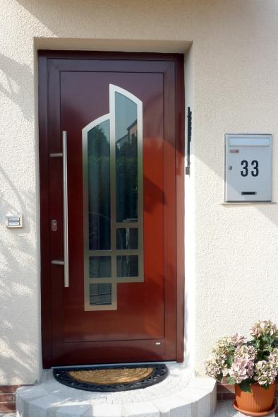 Holzhaustür mit zwei abgeschrägten und vier viereckigen Lichtausschnitten 