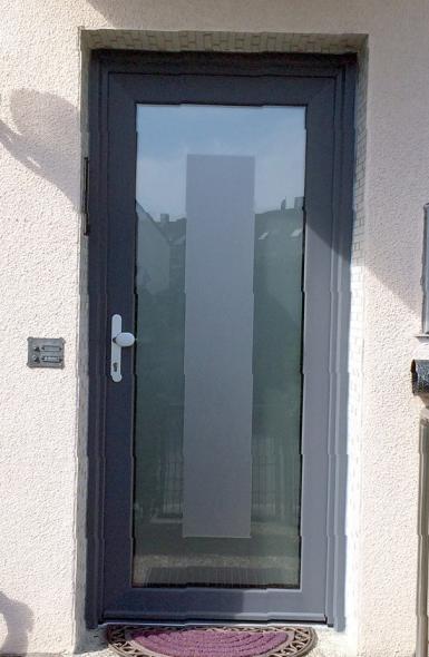 Haustür in grau mit großem Milchglas-Lichtausschnitt und grauem Ausschnitt 