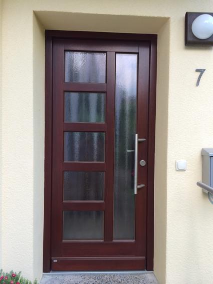 Holzhaustür mit sechs Milchglas-Lichtausschnitten