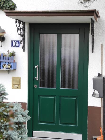 Haustür grün mit zwei Milchglas-Lichtausschnitten 