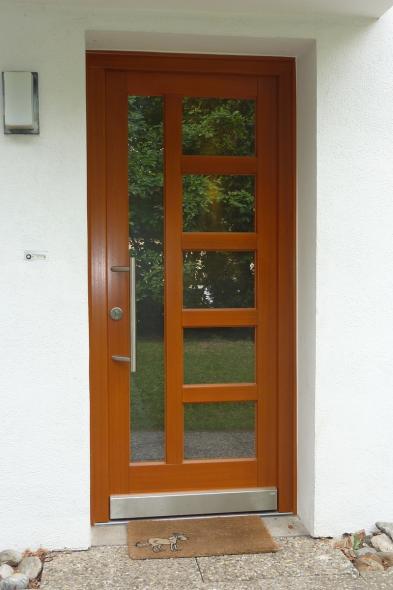 Holzhaustür mit schmalem vertikalen und fünf horizontalen Lichtausschnitten 