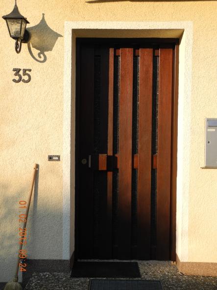 Holzhaustür mit acht schmalen und vertikal angeordneten Lichtausschnitten 