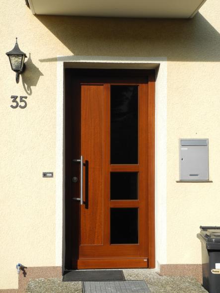 Holzhaustür mit drei Lichtausschnitten 