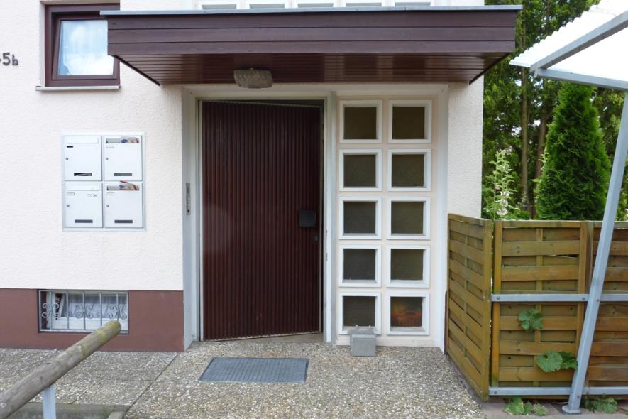 Holzhaustür mit Seitenteil in weiß mit zehn Lichtausschnitten 
