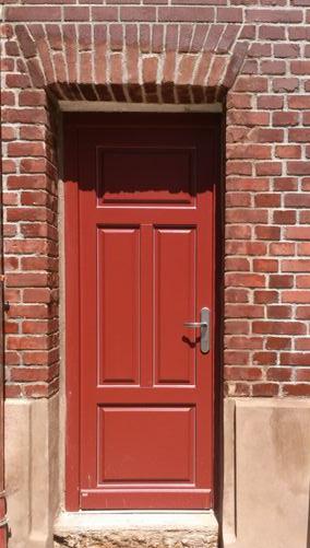 Haustür in rot bei Steinhaus