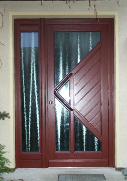 Glashaustür mit Holz-Rahmen und dreieckigem Holzausschnitt und Seitenteil