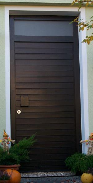 Holzhaustür mit horizontalen Dielen 